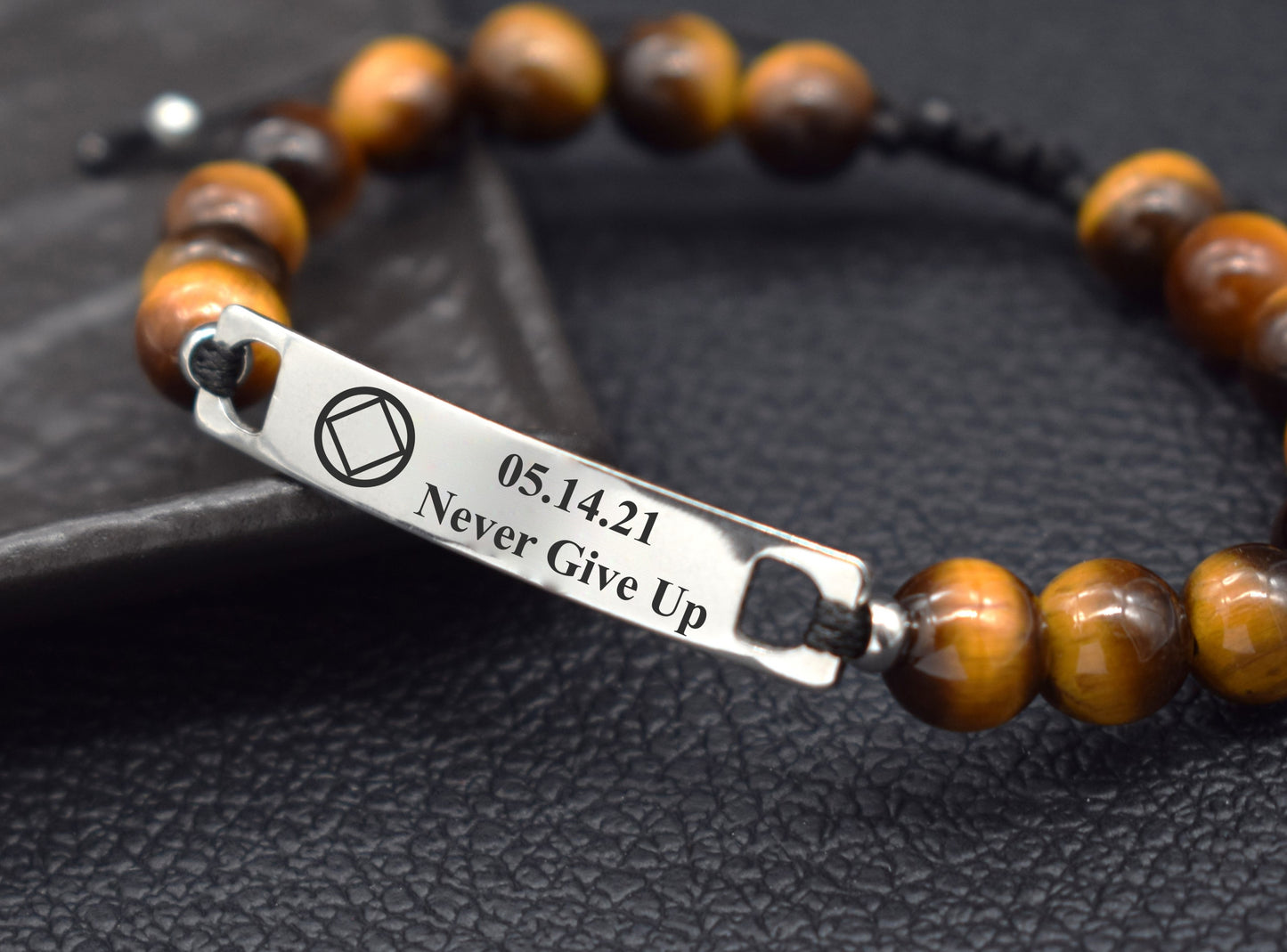 Bracelet with na recovery symbol and custom date